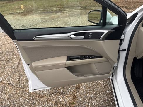 Used 2020 Ford Fusion SE image 15