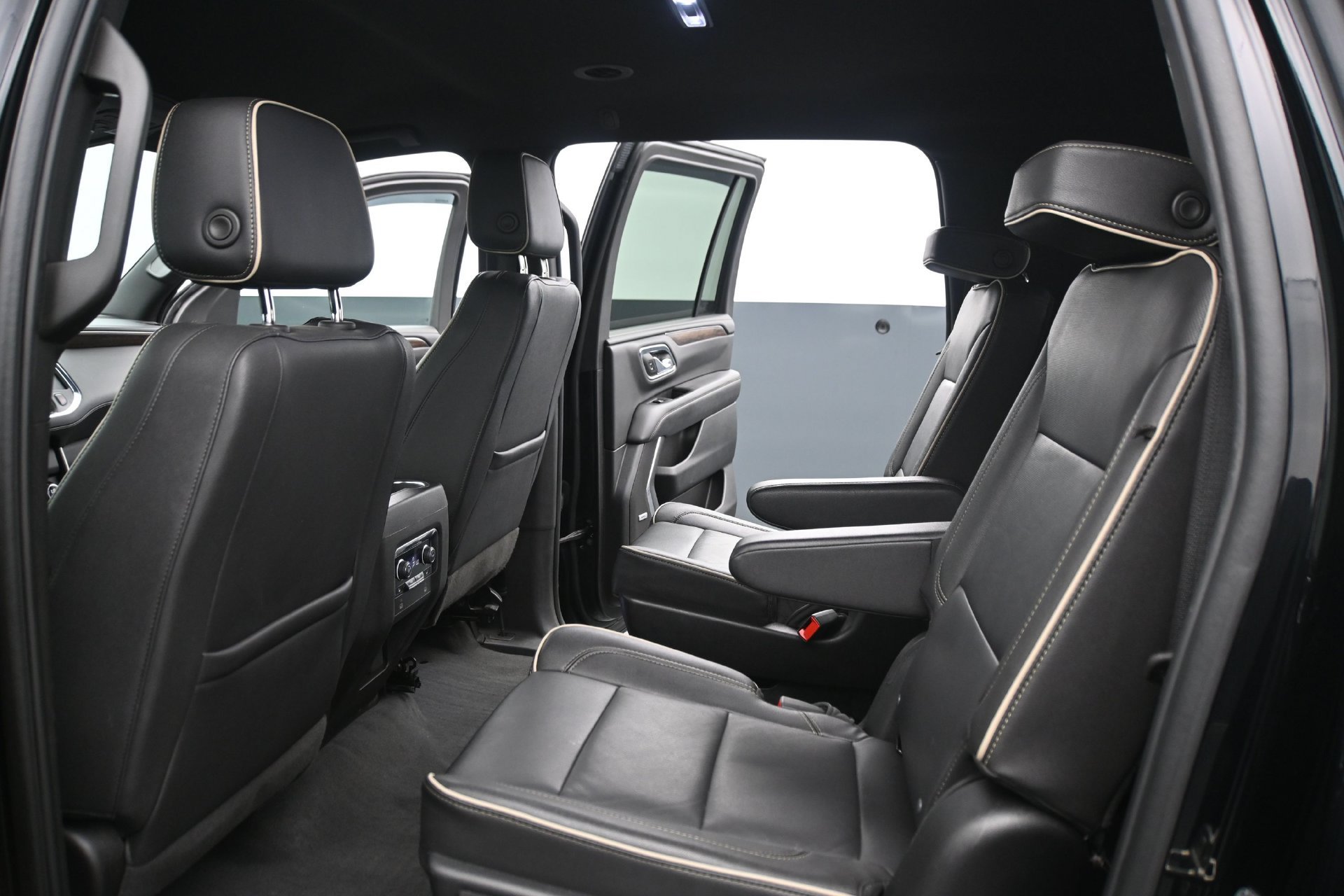 Used 2023 Chevrolet Suburban Premier AWD/4WD image 18