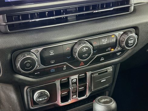 Used 2024 Jeep Wrangler Unlimited AWD/4WD image 22
