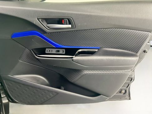 Used 2020 Toyota C-HR XLE FWD image 23