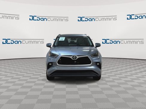 Used 2021 Toyota Highlander XLE image 3
