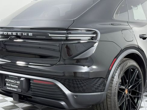 Certified 2025 Porsche Macan Electric image 25