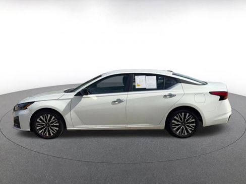 Used 2025 Nissan Altima 2.5 SV FWD image 9
