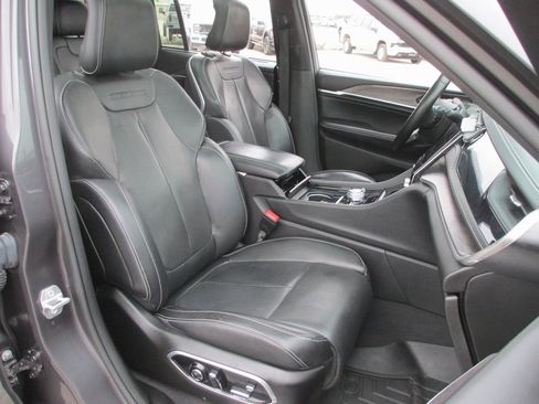 Used 2022 Jeep Grand Cherokee Overland w/ Luxury Tech Group IV image 19