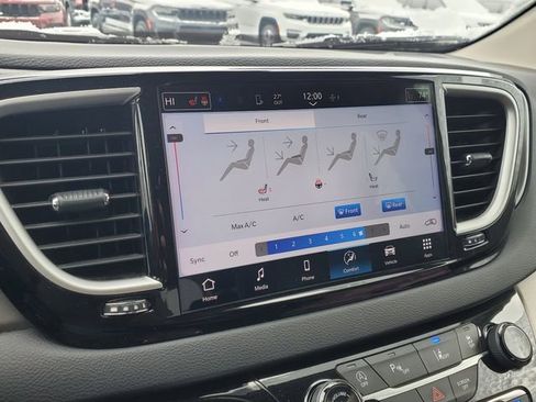 Certified 2024 Chrysler Pacifica Touring-L image 14