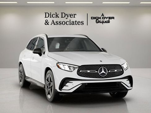 Used 2025 Mercedes-Benz GLC 300 4MATIC image 34