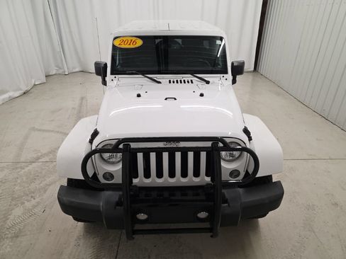 Used 2016 Jeep Wrangler Unlimited Rubicon w/ Connectivity Group AWD/4WD image 9