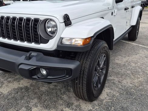 Used 2025 Jeep Gladiator Sport AWD/4WD image 9