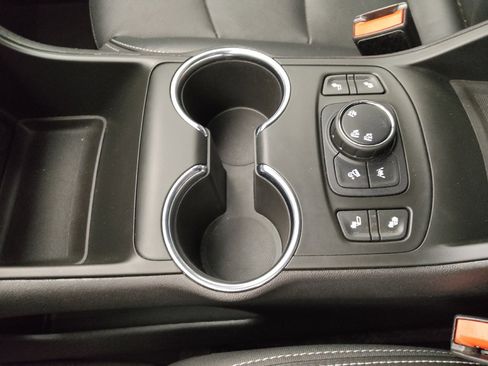 Used 2022 GMC Terrain SLT image 26