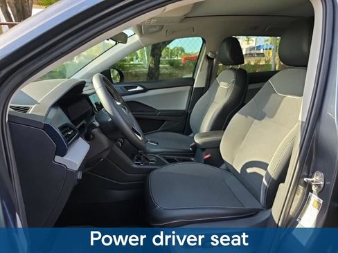 Used 2023 Volkswagen Taos SE w/ Panoramic Sunroof Package FWD image 8
