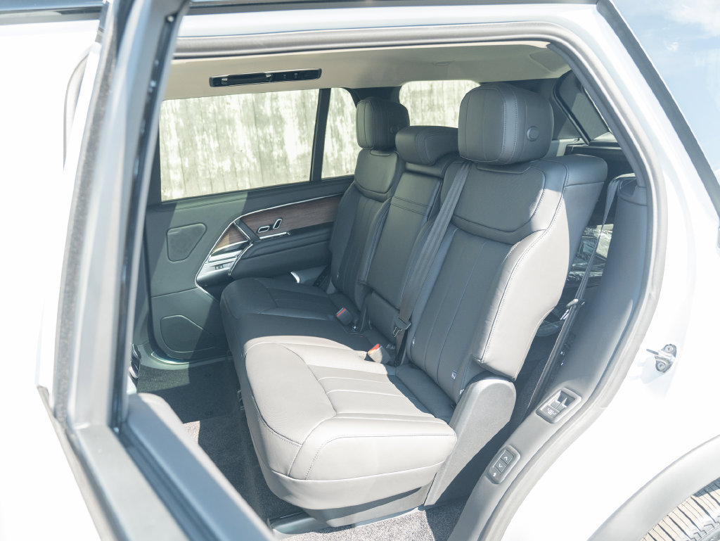 New 2026 Land Rover Range Rover Long Wheelbase SE AWD/4WD image 22
