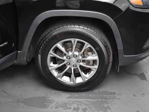 Used 2019 Jeep Cherokee Latitude Plus image 29