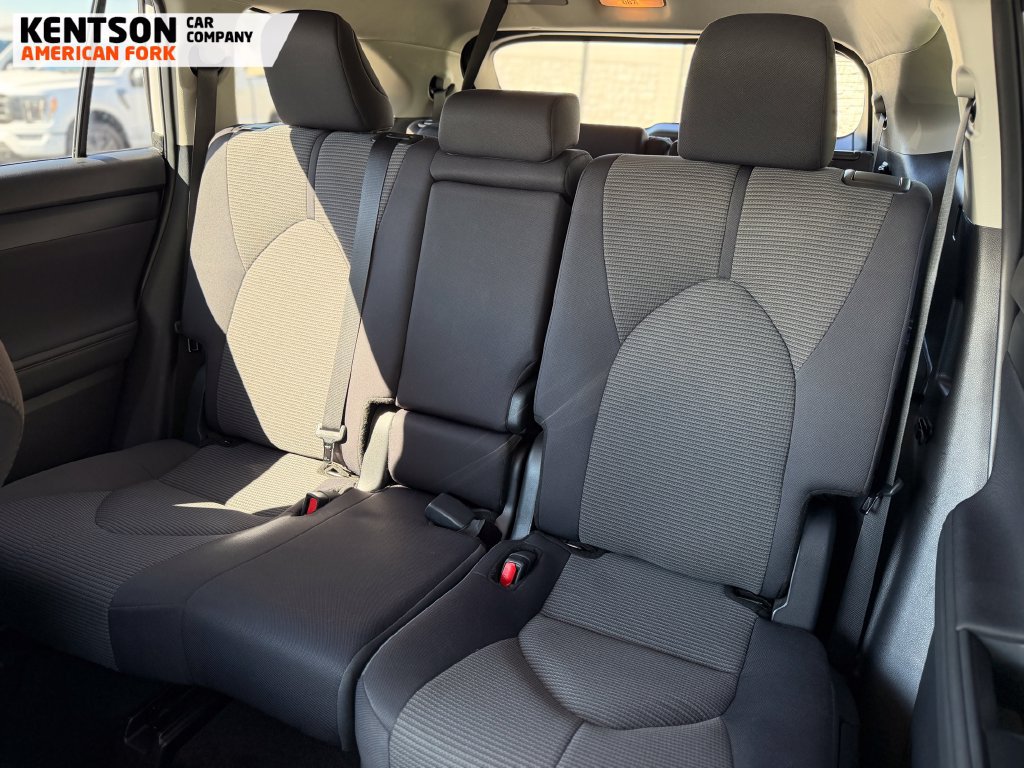 Used 2025 Toyota Highlander LE AWD/4WD image 28