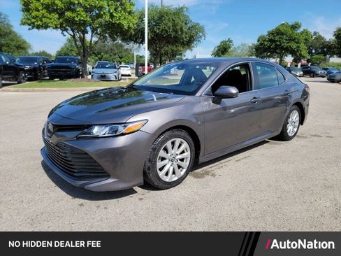 Used 2018 Toyota Camry LE FWD image 1