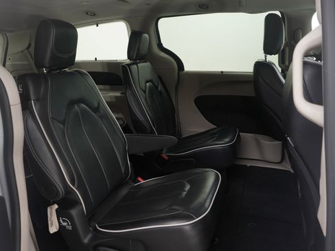 Used 2024 Chrysler Pacifica Limited FWD image 13