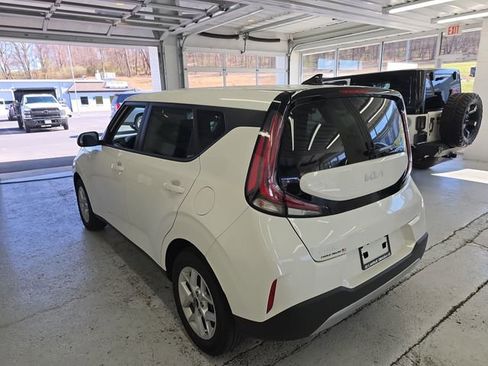 Certified 2025 Kia Soul LX image 3