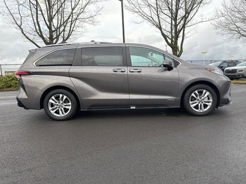 Used 2021 Toyota Sienna Limited image 8
