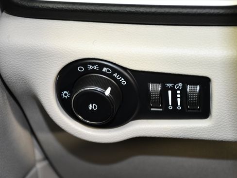 Used 2022 Chrysler Pacifica Touring-L FWD image 35