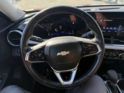 Used 2025 Chevrolet Trax LT w/ LT Convenience Package FWD image 8