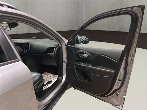 Used 2021 Jeep Cherokee Trailhawk image 18