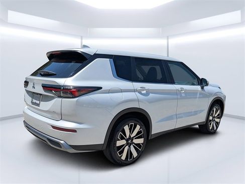 New 2025 Mitsubishi Outlander SE image 3