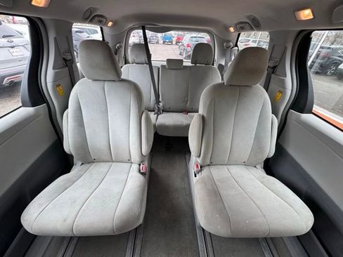 Used 2014 Toyota Sienna L image 13