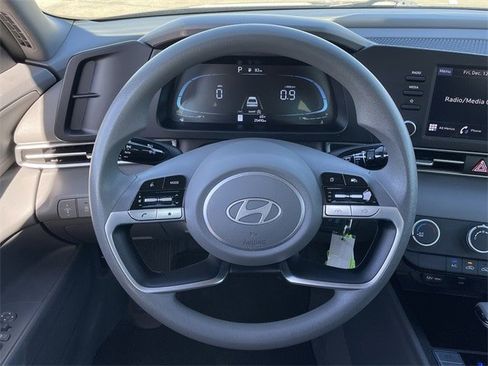 Used 2024 Hyundai Elantra SE image 11