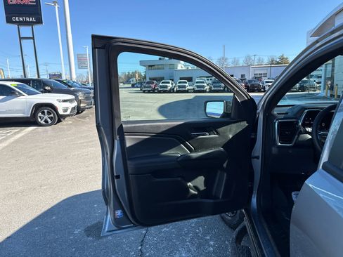 Used 2024 GMC Canyon Elevation w/ Elevation Premium Package AWD/4WD image 15
