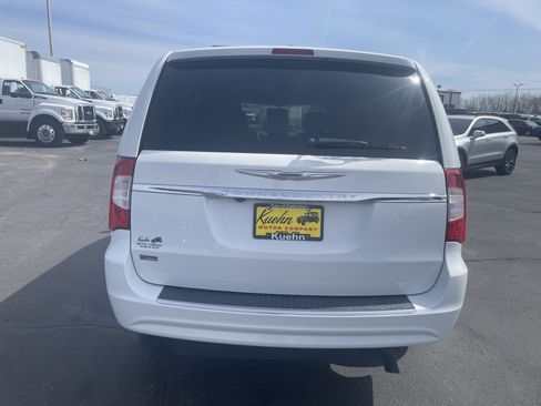 Used 2016 Chrysler Town & Country Touring image 7