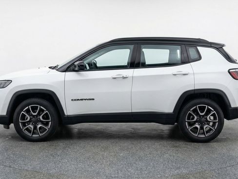 Used 2025 Jeep Compass Trailhawk image 5