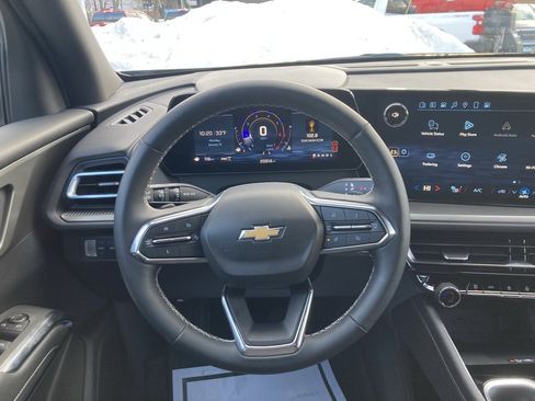 Used 2025 Chevrolet Traverse LT image 12