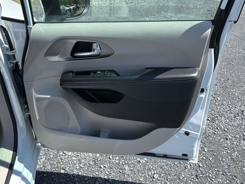 Used 2023 Chrysler Pacifica Touring-L FWD image 8