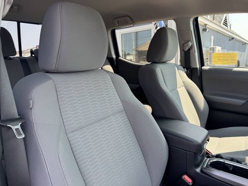 Used 2018 Toyota Tacoma SR5 AWD/4WD image 34