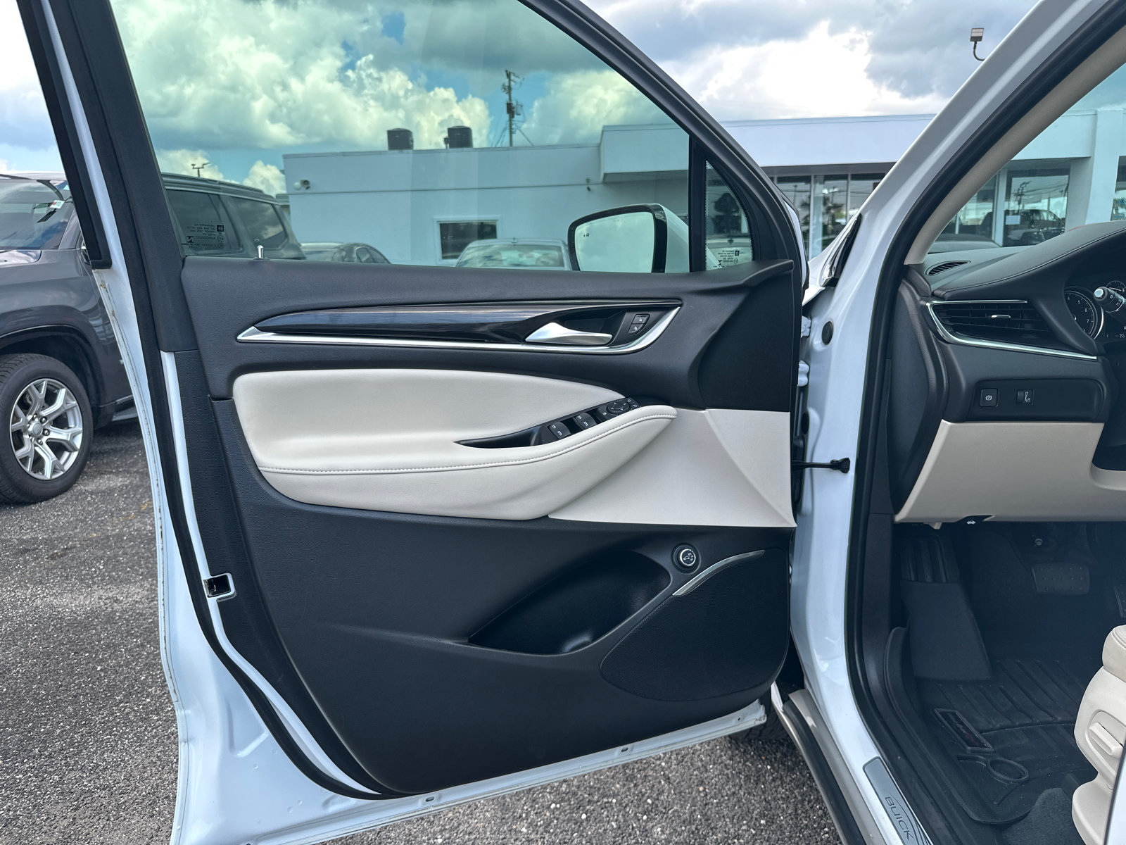 Used 2022 Buick Enclave Essence w/ Experience Buick Package FWD image 10