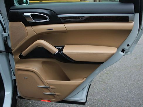 Used 2016 Porsche Cayenne image 40