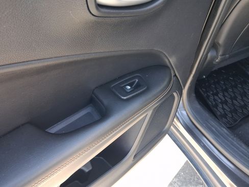 Used 2018 Jeep Compass Latitude w/ Popular Equipment Group FWD image 27