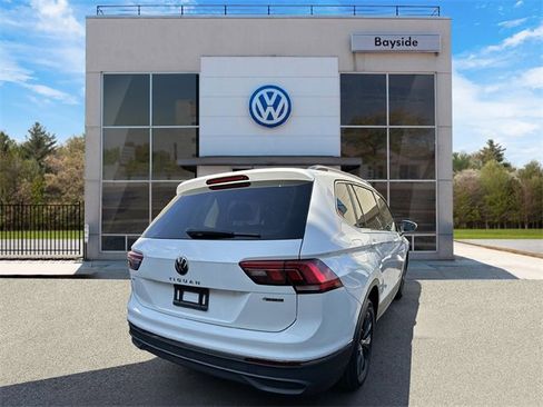 Certified 2022 Volkswagen Tiguan SE w/ Panoramic Sunroof Package image 6