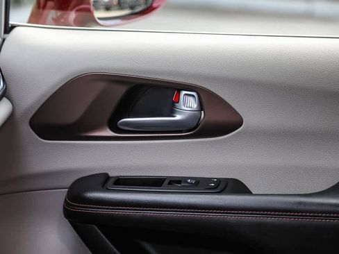 Used 2019 Chrysler Pacifica Touring-L Plus w/ Tire & Wheel Group image 21