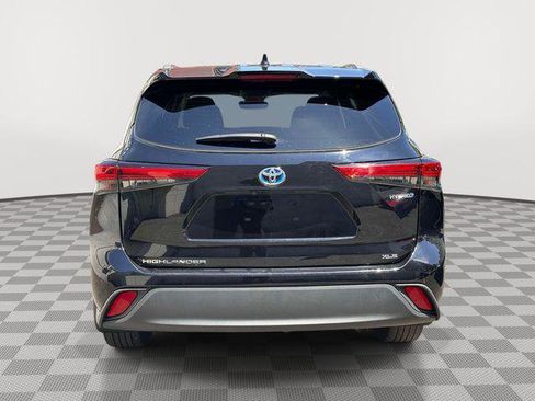 Used 2022 Toyota Highlander XLE AWD/4WD image 4