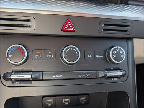 Used 2024 Kia Carnival LX FWD image 16