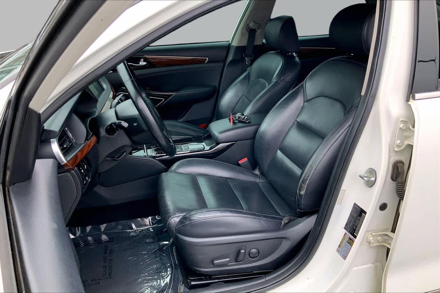 Used 2017 Kia Cadenza Premium w/ Luxury Package FWD image 8