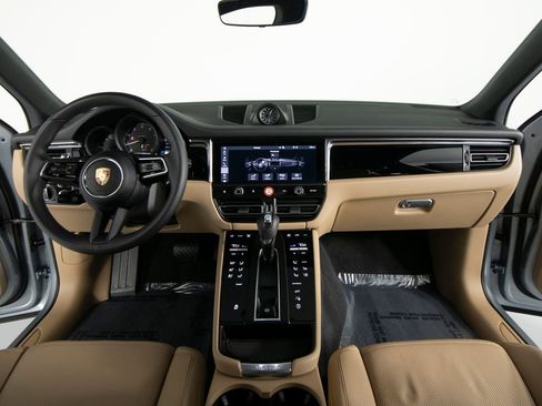 Certified 2025 Porsche Macan image 32