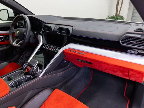 Used 2019 Lamborghini Urus AWD/4WD image 13