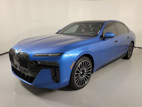Used 2025 BMW 760i xDrive w/ Executive Package AWD/4WD image 2