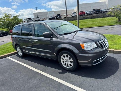 Used 2015 Chrysler Town & Country Touring w/ Driver Convenience Group FWD image 4