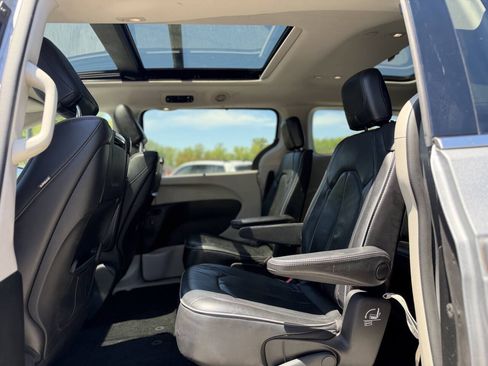 Used 2018 Chrysler Pacifica Limited FWD image 23