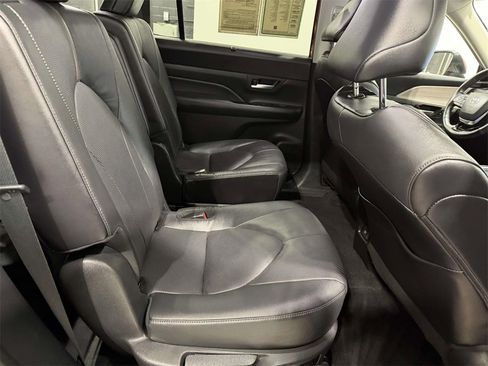 Used 2024 Toyota Grand Highlander Platinum image 11
