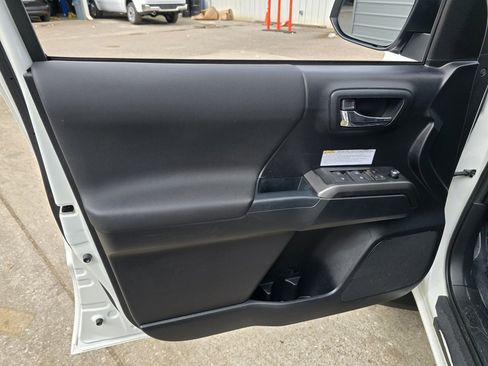 Used 2018 Toyota Tacoma TRD Off-Road image 15