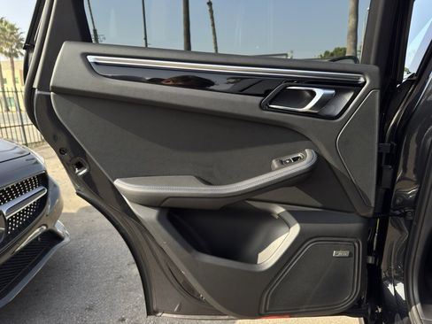 Used 2022 Porsche Macan S image 40