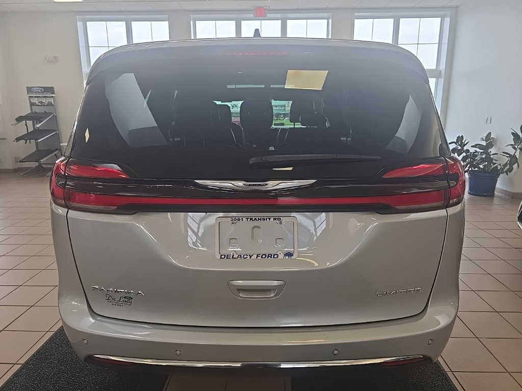 Used 2024 Chrysler Pacifica Limited FWD image 6